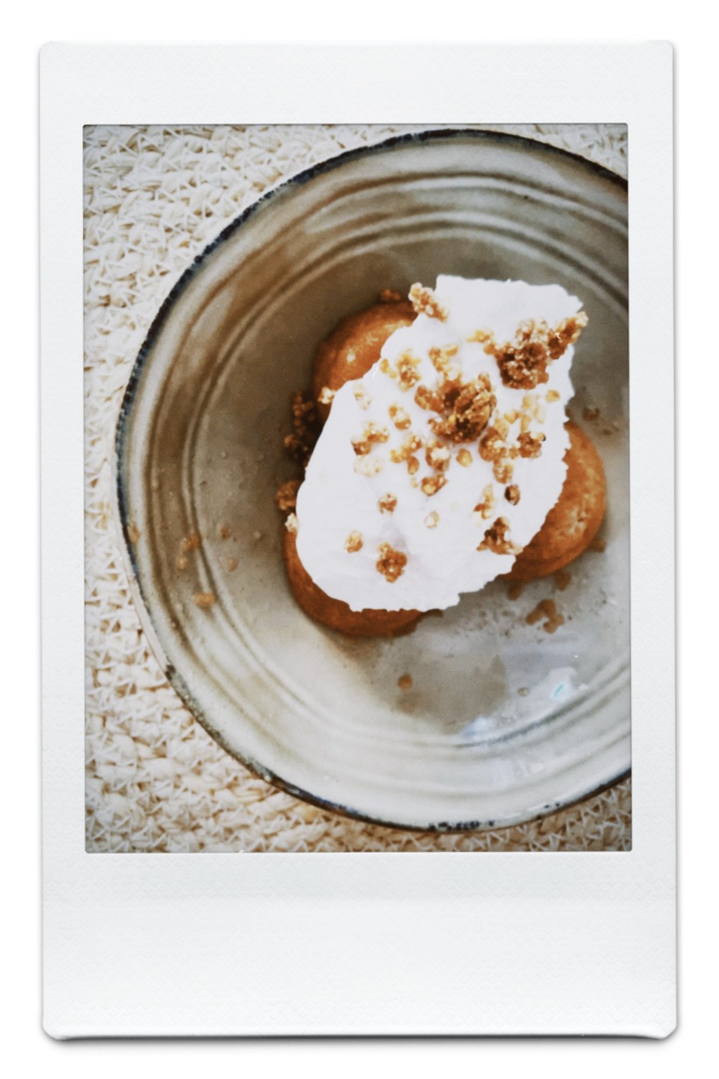 Minis babas gingembre, crème fouettée coco et pralin de&nbsp;cacahuètes