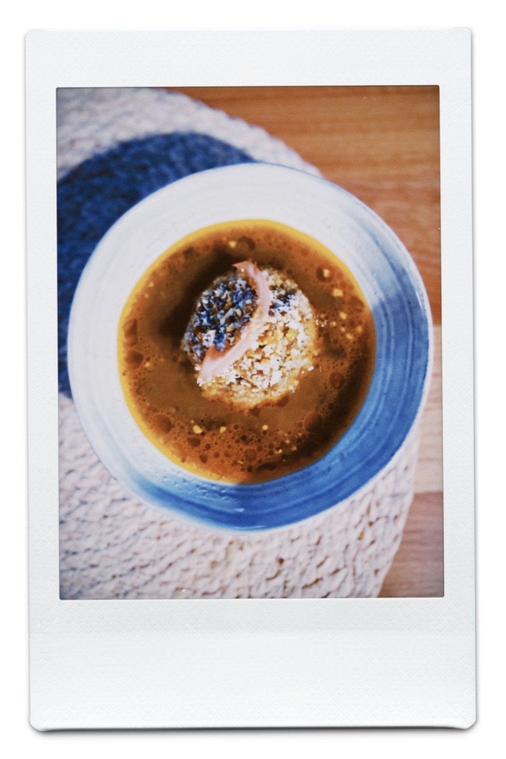 Bouillon de champignons à la citronnelle, falafel &&nbsp;pistaches