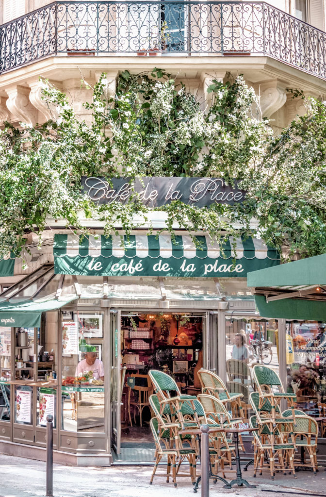 Fausses fleurs en façade : le nouvel outil marketing des&nbsp;restos